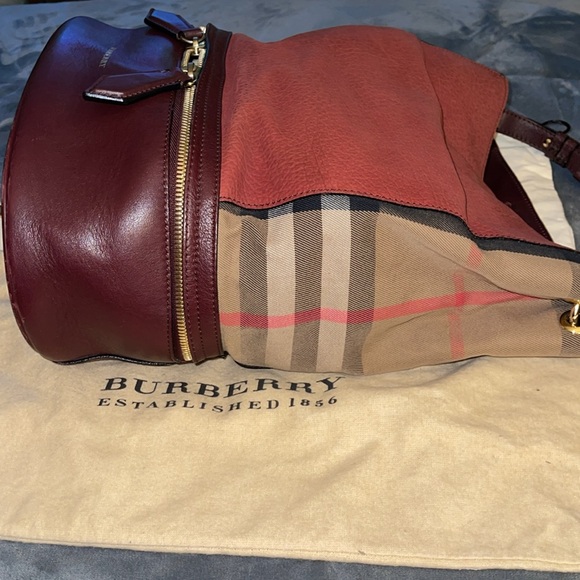 Preloved Burberry Beckett bucket bag burgundy color, great condition. - Picture 4 of 16